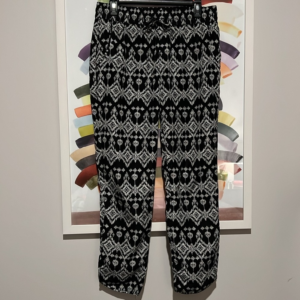 Love Tree Black & White Geometric Pull-On Cropped Pants